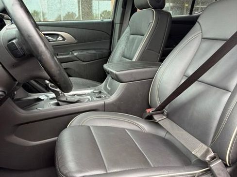 Used 2023 Chevrolet Traverse Premier FWD image 3