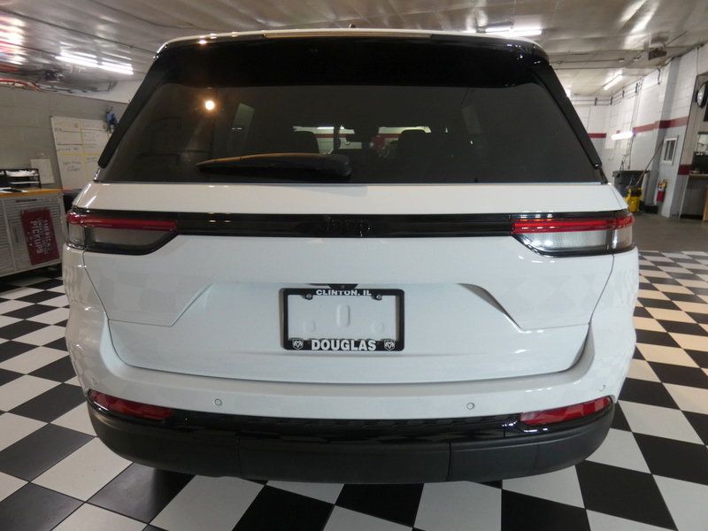 Used 2025 Jeep Grand Cherokee Altitude RWD image 5