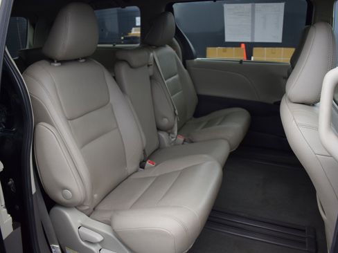 Used 2020 Toyota Sienna XLE image 11