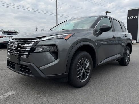 Used 2024 Nissan Rogue S FWD image 3