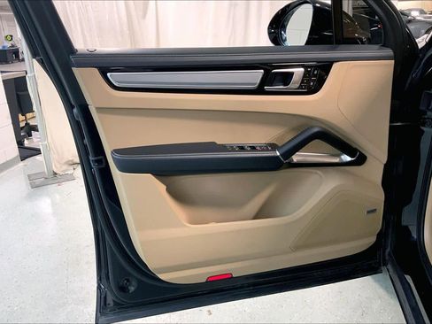 Used 2020 Porsche Cayenne Turbo image 21