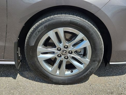 Used 2023 Toyota Sienna XLE w/ XLE Plus Package AWD/4WD image 8