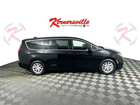 New 2026 Chrysler Pacifica Select image 8