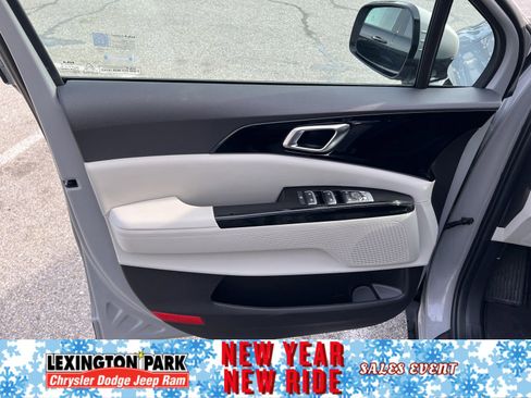 Used 2024 Kia Carnival EX image 19