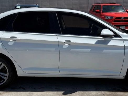 Used 2024 Volkswagen Jetta SE FWD image 4
