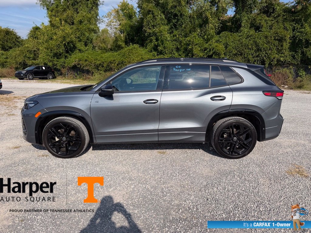 Used 2025 Volkswagen Tiguan SE R-Line FWD image 2