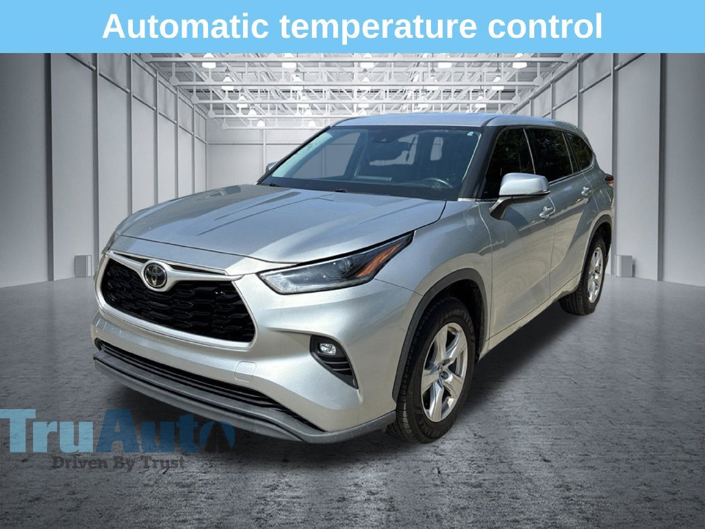 Used 2021 Toyota Highlander LE FWD image 3