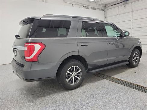 Used 2020 Ford Expedition XLT image 3