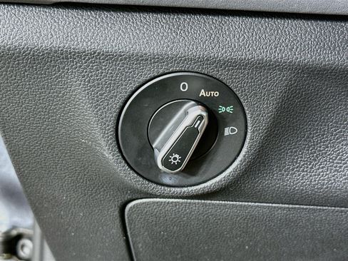 Used 2025 Volkswagen Jetta SE FWD image 17