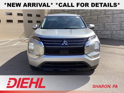 Used 2022 Mitsubishi Outlander ES AWD/4WD image 2