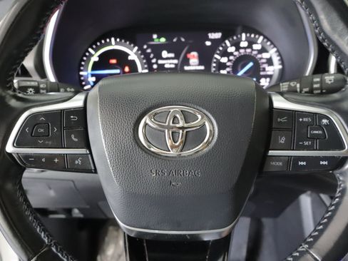 Used 2021 Toyota Highlander XLE AWD/4WD image 16