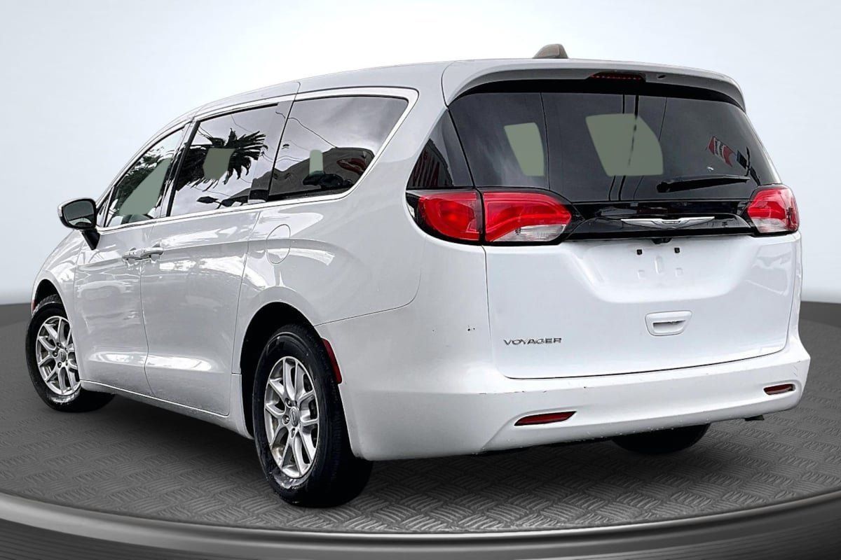Used 2023 Chrysler Voyager LX FWD image 2