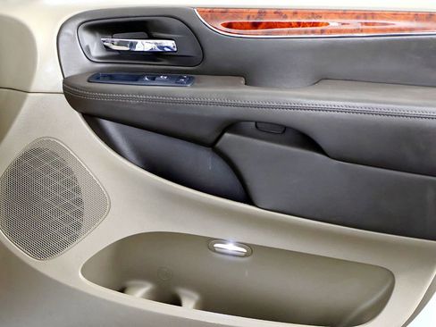 Used 2014 Chrysler Town & Country Touring image 44