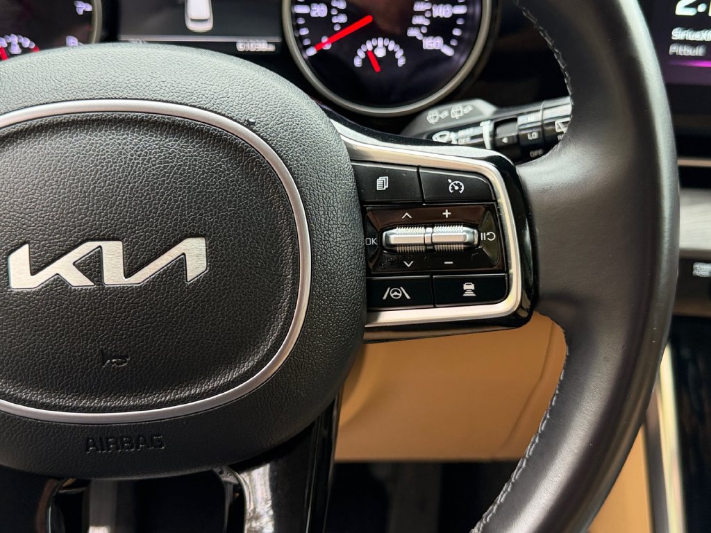 Used 2024 Kia Carnival EX FWD image 19