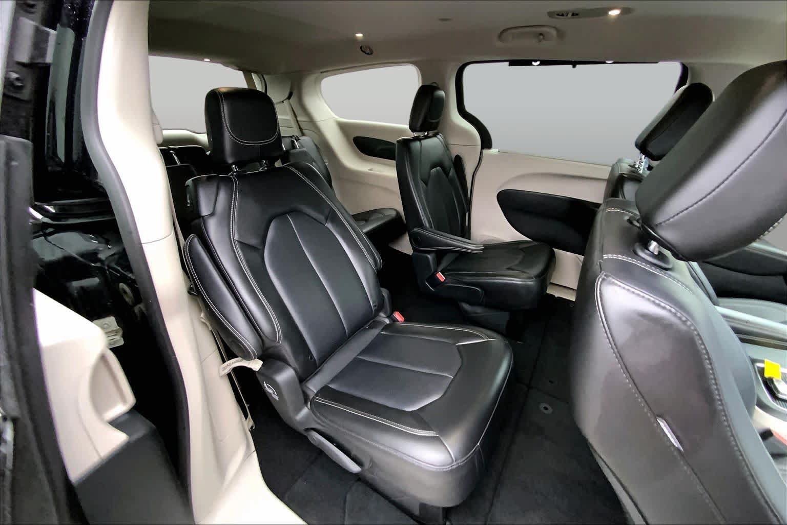 Used 2024 Chrysler Pacifica Touring-L FWD image 16