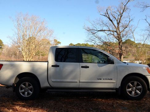 Used 2014 Nissan Titan SV w/ SV Value Truck Package image 10