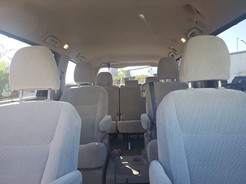 Used 2018 Toyota Sienna LE w/ Carpet Mat Package FWD image 25
