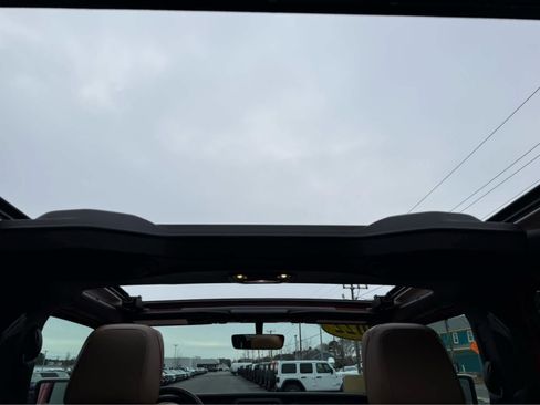 Used 2022 Jeep Wrangler Unlimited Sahara w/ Cold Weather Group image 13