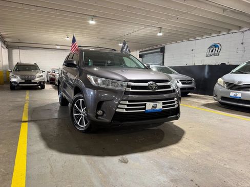 Used 2018 Toyota Highlander XLE AWD/4WD image 6