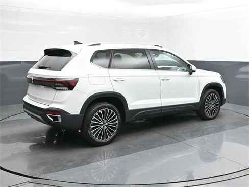 New 2025 Volkswagen Taos SE image 15