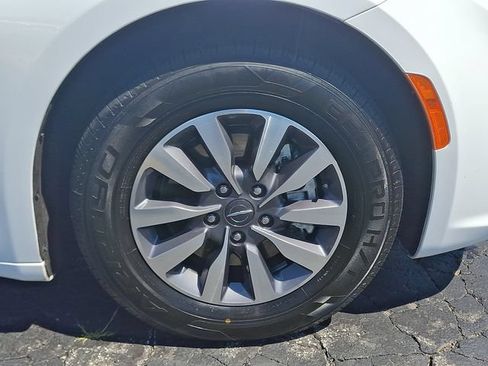 Used 2023 Chrysler Pacifica Touring-L FWD image 8