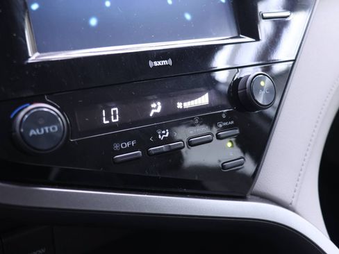 Used 2020 Toyota Camry SE FWD image 6
