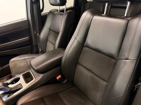 Used 2019 Jeep Grand Cherokee Altitude AWD/4WD image 18