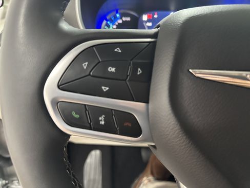 Used 2024 Chrysler Pacifica Select image 18