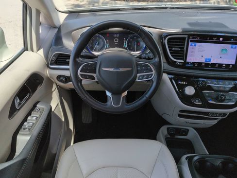 Used 2021 Chrysler Pacifica Touring-L w/ Premium & Safety Sphere Group FWD image 16