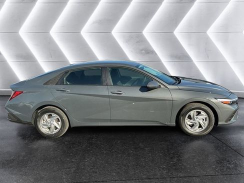 Used 2026 Hyundai Elantra SE FWD image 4