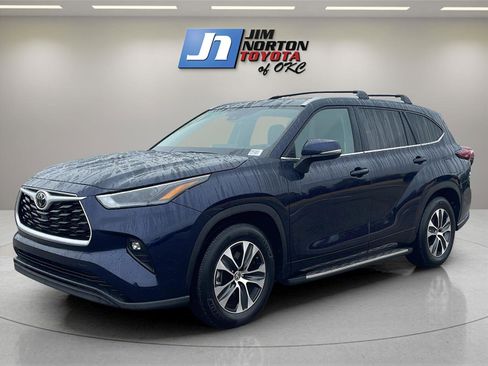 Used 2025 Toyota Highlander XLE image 1