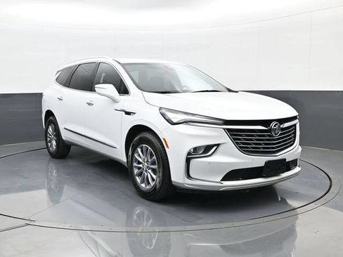 Used 2023 Buick Enclave Essence AWD/4WD image 3