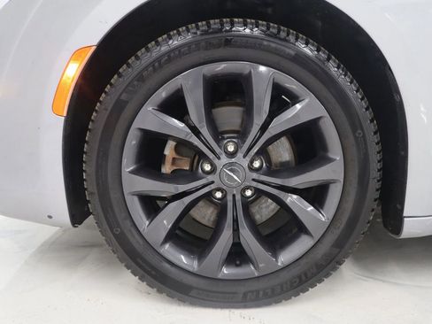 Used 2018 Chrysler Pacifica Touring-L w/ Premium Audio Group image 35