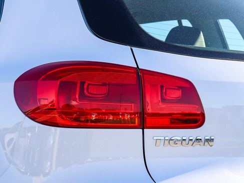 Used 2016 Volkswagen Tiguan S image 9