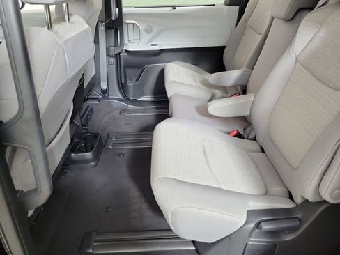 Used 2025 Toyota Sienna LE FWD image 12