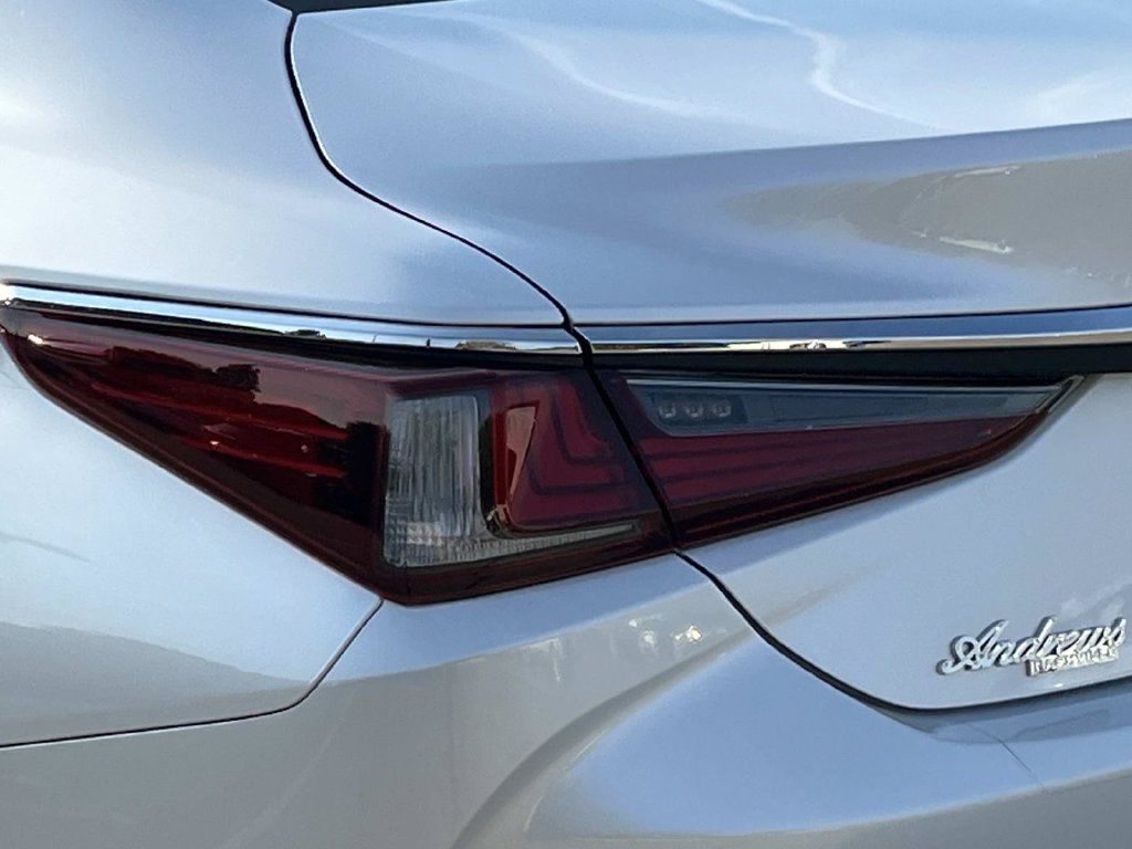Used 2023 Lexus ES 350 w/ Premium Package FWD image 10
