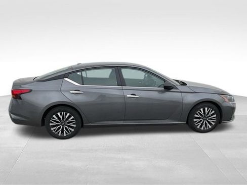 Used 2025 Nissan Altima 2.5 SV FWD image 4