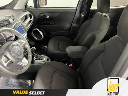Used 2018 Jeep Renegade Latitude w/ Popular Equipment Group FWD image 9