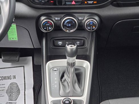 Used 2023 Hyundai Venue SEL FWD image 18
