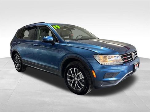 Used 2019 Volkswagen Tiguan SE w/ Panoramic Sunroof Package image 3