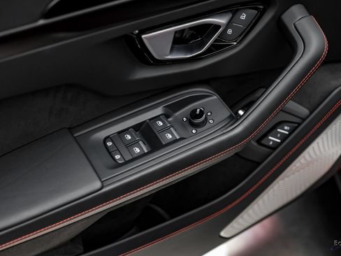 Used 2025 Lamborghini Urus SE AWD/4WD image 98