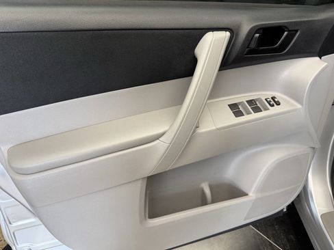 Used 2012 Toyota Highlander SE w/ Tow Pkg image 18