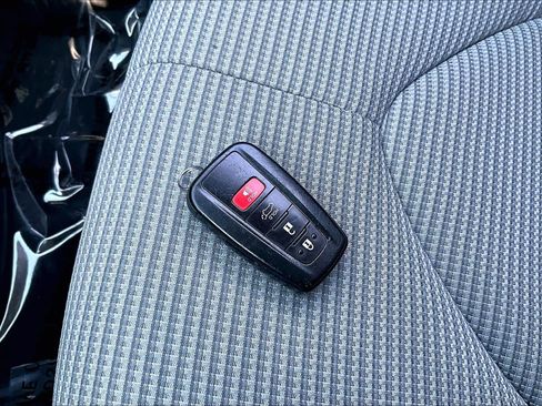 Used 2022 Toyota Highlander LE FWD image 13