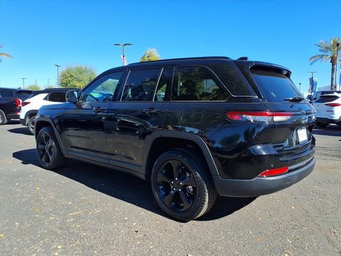 Used 2023 Jeep Grand Cherokee Limited w/ Black Appearance Package image 7