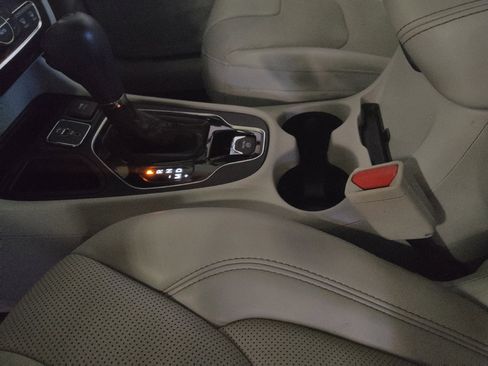 Used 2019 Jeep Cherokee Limited w/ Technology Group FWD image 26