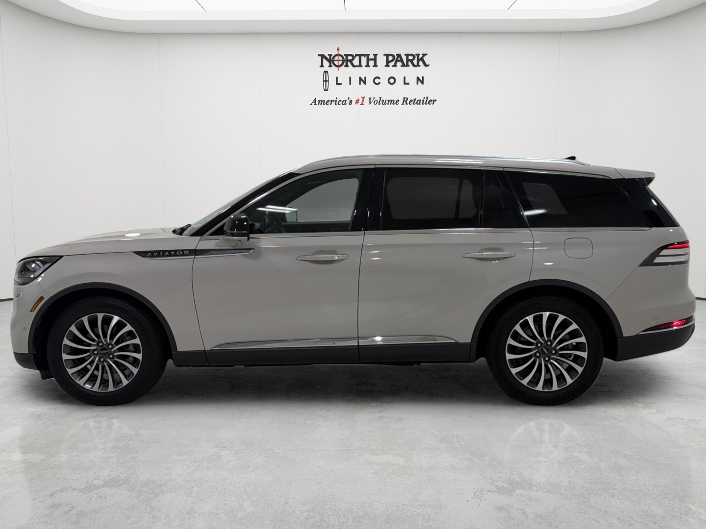 Used 2022 Lincoln Aviator Reserve w/ Equipment Group 201A RWD image 3