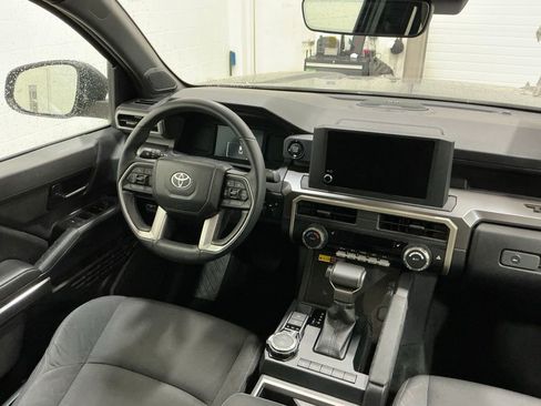 Used 2025 Toyota Tacoma SR5 w/ SR5 Upgrade Package AWD/4WD image 15