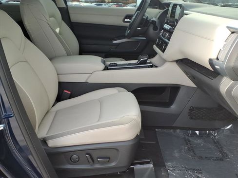 Certified 2025 Nissan Pathfinder SL w/ SL Premium Package image 11