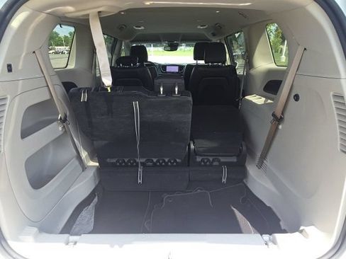 Used 2022 Chrysler Pacifica Touring-L FWD image 11