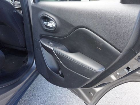 Used 2019 Jeep Cherokee Latitude w/ Popular Appearance Group FWD image 16